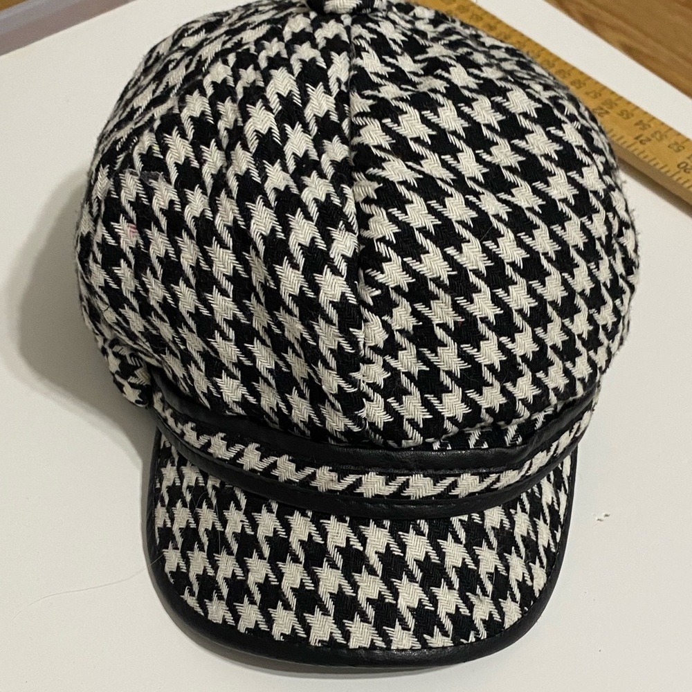 Ladies black & white cap